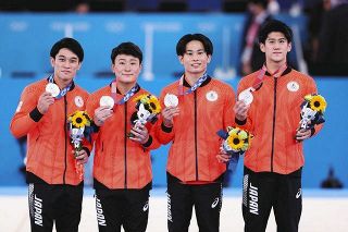 男子団体総合決勝　表彰式で銀メダルを手にする（左から）谷川航、北園丈琉、萱和磨、橋本大輝