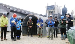 御嶽山噴火を忘れない「皆さんは楽しく安全に登って」　遺族らが慰霊登山、気象庁職員も同行