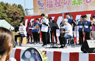 障害者と住民1800人が交流　鈴鹿市で「福祉の森まつり」手話合唱・演劇・出店も