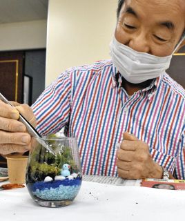 コケで小さな庭を表現　津でテラリウム作り体験
