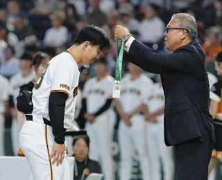 巨人・小笠原慎之介が1000投球回達成で表彰、古巣・中日の選手らも見守る中　6日の広島戦で到達、中日時代以来3年ぶりの完封勝利