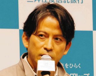「壁ドンvs絞め技」岡田准一が“オカティ”に？ 後輩との密着ショットに大反響「肩大丈夫だった？砕けてない？」
