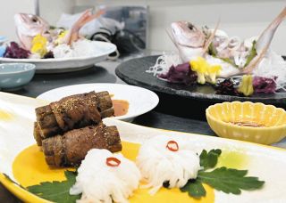 出場者が手がけた和食＝津市大谷町で