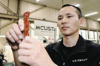 ナイフと木曽漆器、交わる匠　関市の刃物メーカーと長野の老舗がコラボ、柄に堆朱塗り