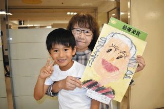 大好きなおばあちゃんを描いたよ　家族の似顔絵コンクール最優秀に石井耀太ちゃん