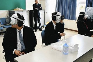 VRで水害の怖さを体感　東濃フロンティア高で防災講座