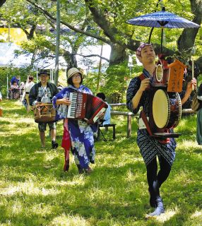 チンドン楽隊、祭りを盛り上げる　高遠城址公園で多彩に150周年フェス