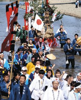 五十鈴川で1200人、船を引き内宮目指す　伊勢市で稲穂や米俵運び込む