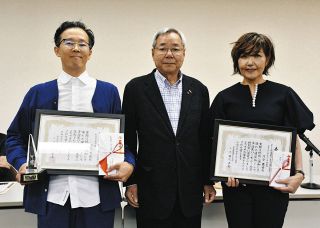 田代正美会頭（中）から表彰状を受け取ったかまや多治見の加藤オーナー（左）とラボラトワール　アコの河合オーナー＝多治見市新町1の多治見商議所で
