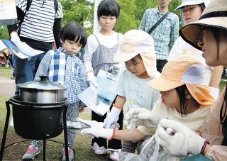 新聞紙燃やして炊飯を体験　各務原で防災イベント