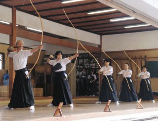 個人、団体で近的競う　松本・護国神社例大祭奉納弓道
