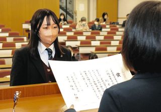 川越高2年・杉本さんが最高賞　県内の高校ボランティア部が体験発表会