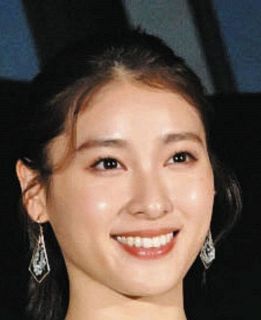 土屋太鳳、“髪の毛ボサボサ”のすっぴん公開「このお洋服は佐々木希さんからいただいて愛用してます」