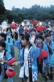 廃棄予定コスメ 子どもアートに 箔座が金沢アートグミへ贈る：北陸中日