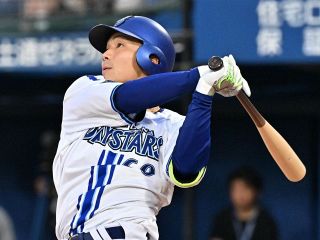 中日・上林誠知、ピンク！！ リストバンド・マスコットバット