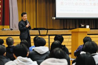 世界で一番弱い人のために　国境なき医師団・村田慎二郎さんが母校で講演