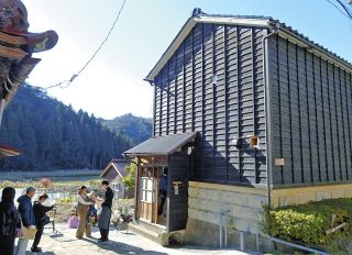 花嫁のれん 庭 山 松 花嫁のれん 彩色に挑戦 病院展示へ 金城大生や白山・松陽小児童：北陸