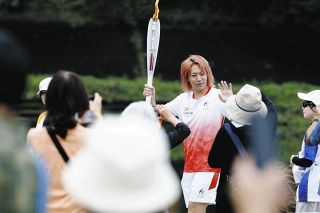 聖火リレー「一生に一度の経験で光栄」【12日のランナーの集合写真、動画】