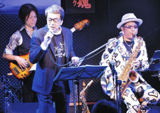 故郷・八幡への思い歌う　郡上市出身のアパレル商社元社長・松井さんが初コンサート