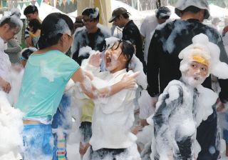 真夏の泡かけ祭り「あわレボリューション25」に歓声　河川環境楽園25周年イベント
