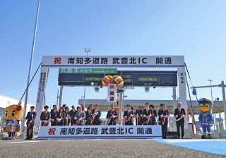 力士、女性巧みな水墨画 田家阿希雄さん追悼展、11月に名古屋で：中