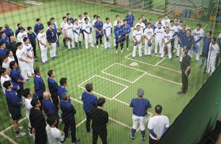 中日】「THANK YOU」「SHO NAKATA」中田翔引退Tシャツを着用し本人を