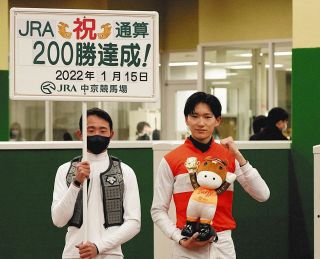 JRA通算200勝の坂井瑠星騎手「若手ジョッキーが競馬を盛り上げられるよう、みんなで頑張りたい」