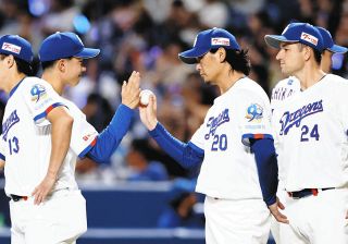 中日・上林誠知、ピンク！！ リストバンド・マスコットバット