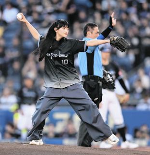 侍ジャパン始球式に乃木坂46の黒見明香が登場 ワンバウンドで捕手務め