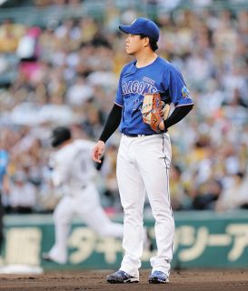 中日・上林誠知、ピンク！！ リストバンド・マスコットバット