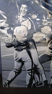 小松と中尾が抱き合う1982年の優勝の瞬間のパネル