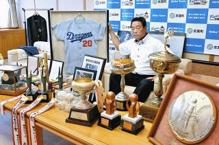 現役時代のユニホームやトロフィーなどを、出身地の志賀町に寄贈した小松辰雄さん＝2026年４月27日