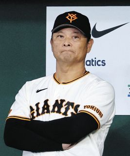 坂本勇人に「最高権力者」といじられても…継承と変化を巧みに操る 巨人・橋上監督代行の懐深さが生んだチームの一体感
