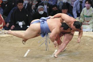 豊昇龍が強烈デモ 過去9勝9敗の霧島をつり出しで圧倒 千秋楽の