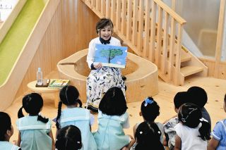 竹下景子さんが絵本を読み聞かせ　中津川・森の木遊館、開業1周年前に記念式典