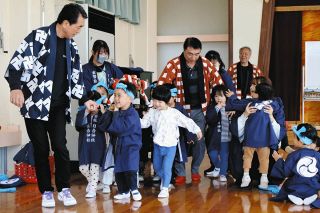 元気いっぱい！神輿担ぎ体験　神戸山王まつりへ子どもら