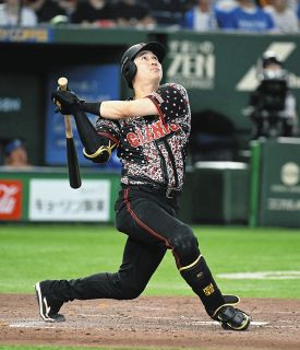 日本ハム】郡司裕也の折れたバットが球審の側頭部を直撃『 ヘルメット