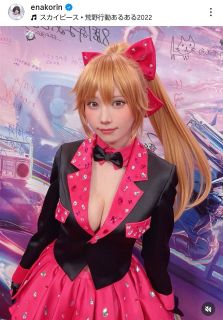 ◇石田ゆり子、おそろいオフショルダーコーデ【写真】：中日スポーツ