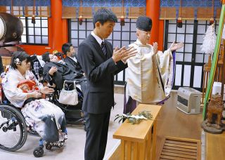 神社で晴れ着姿「大人の実感」　刈谷で障害ある4人の成人祝う