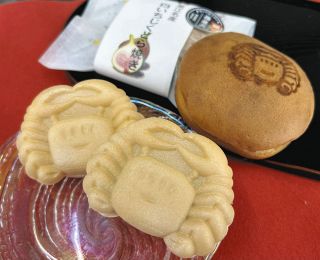 ショーウインドーに並ぶカニカニカニ、愛されるカニの和菓子　蟹江町の「司雀」、親子二人三脚で切り盛り