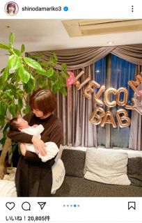 【写真】板野友美の子どもを抱っこする前田敦子と篠田麻里子