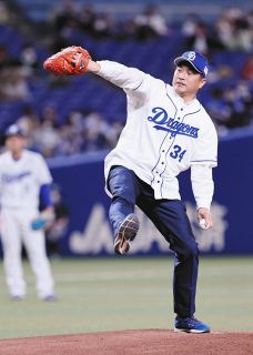 野球殿堂入りの山本昌さんが3年ぶり始球式「またこのマウンドに上がれてうれしい」【中日】