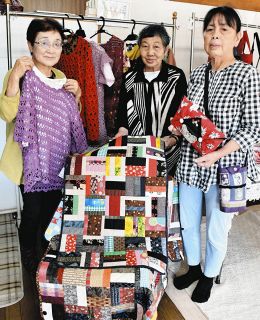 細かな技光る小物や服100点　土岐で女性3人の手芸展