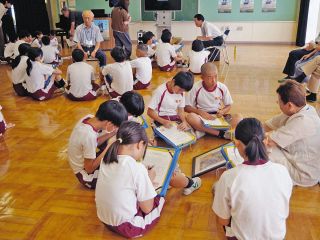 「語り部」遺影手に　平和の尊さ伝える　福井・東郷小
