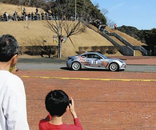 「ラリー三河湾」最終日　愛知こどもの国で親子ら爆音楽しむ