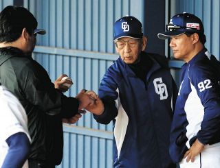 野茂さん（左）とフォークの握りについて話す杉下茂臨時コーチ。右は与田監督