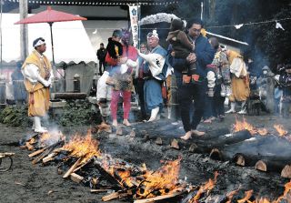 無病息災を願い火渡り　大野・来振寺で「節分星まつり」