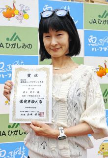 ハーフマラソン女子で1位になった武士さん＝恵那市武並町の県クリスタルパーク恵那スケート場で