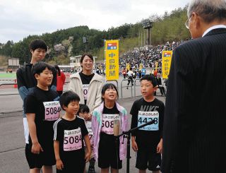 元気よく選手宣誓する布谷さんの家族ら＝恵那市武並町の県クリスタルパーク恵那スケート場で