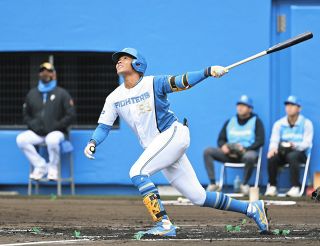 なにわ男子」大橋和也が巨人―中日戦で始球式 ピンクのリストバンドを身